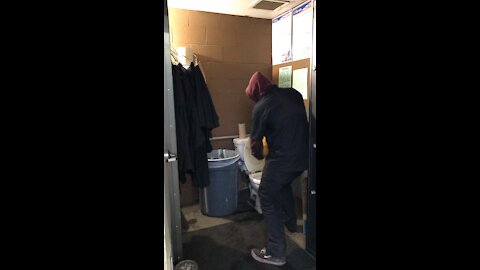 How to unclog a clogged toilet the easy way