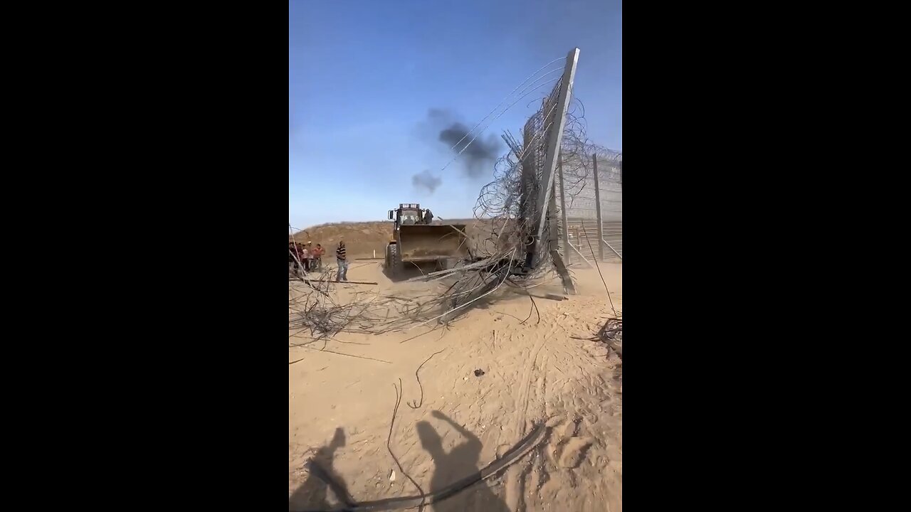 Palestinians destroy a wall between Palestine 🇵🇸 and Israel 🇮🇱