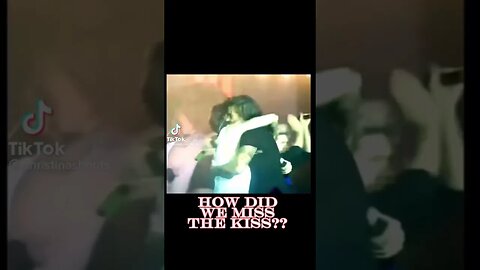 Do I see a little peck there? ☺️ #larrystylinson #harrystyles #louistomlinson #larry #larries #fyp