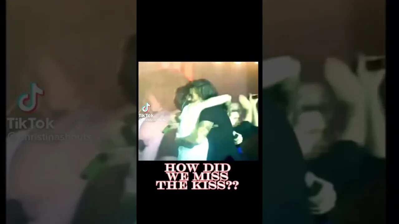 Do I see a little peck there? ☺️ #larrystylinson #harrystyles #louistomlinson #larry #larries #fyp