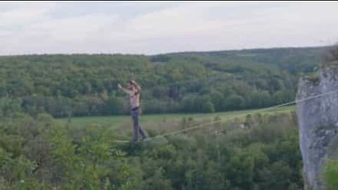 Har du någonsin sett någon göra en moonwalk över en slackline?