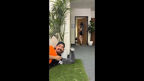 snek prank on girlfriend