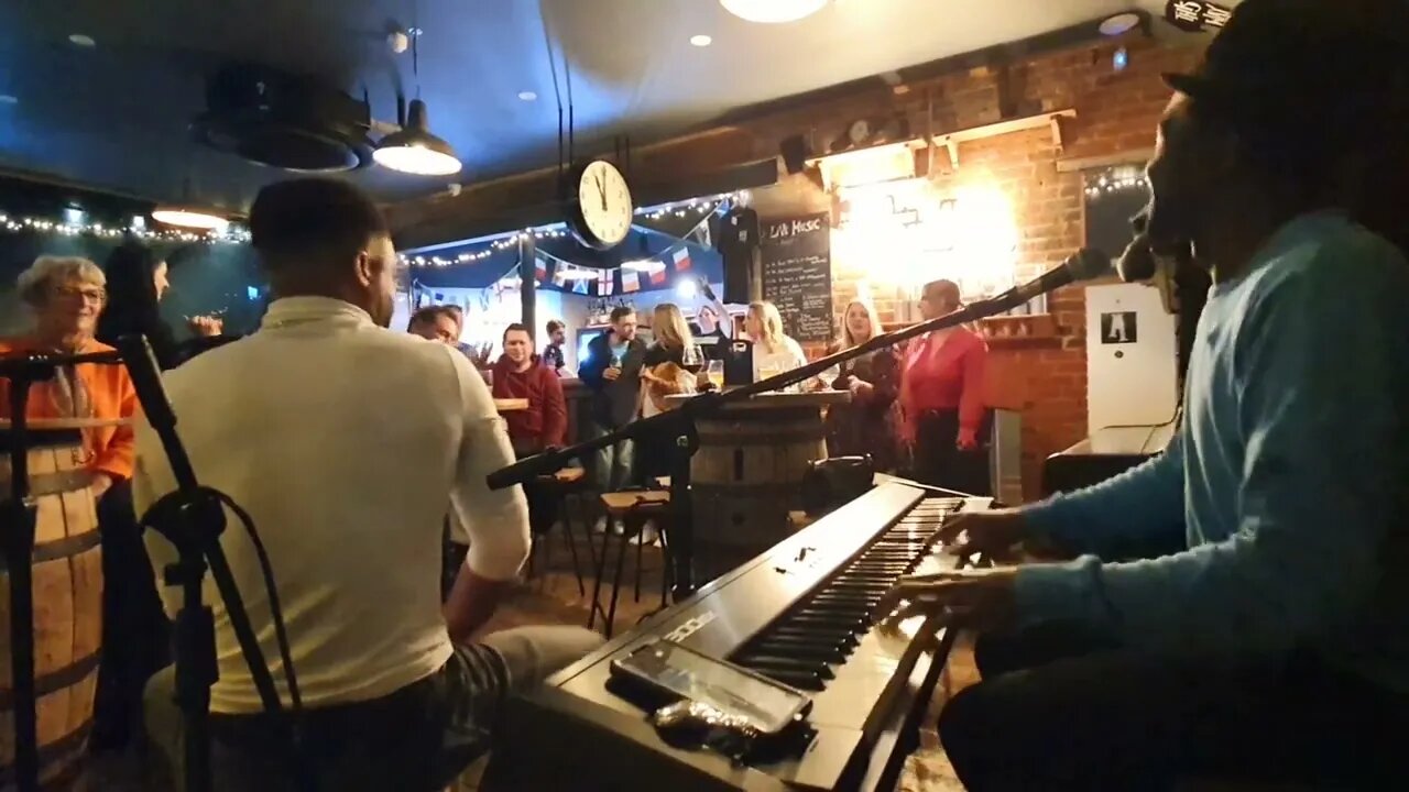 The audience request 5 songs as an encore. Here is what we gave them.
