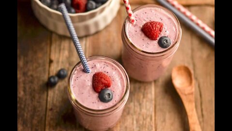 Oatmeal, chia seeds and berries smoothie recipe for fast weight loss