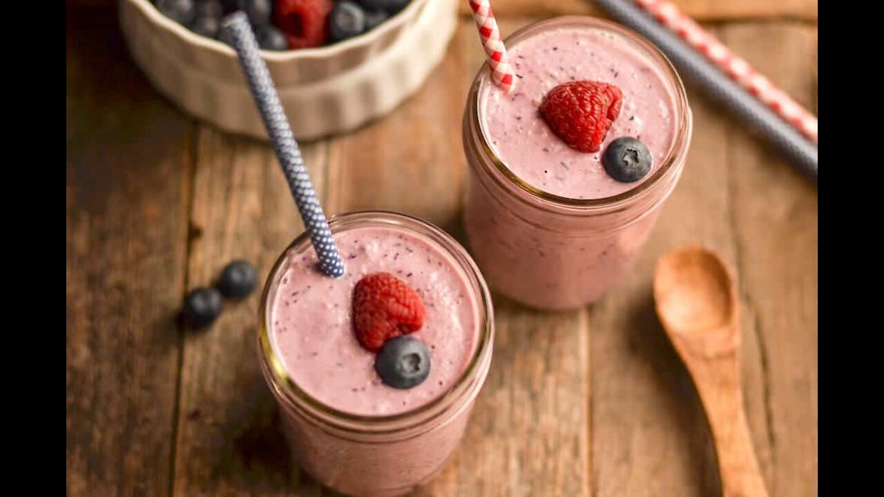 Oatmeal, chia seeds and berries smoothie recipe for fast weight loss
