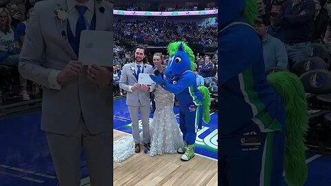 They Got Married At A Mavs Game