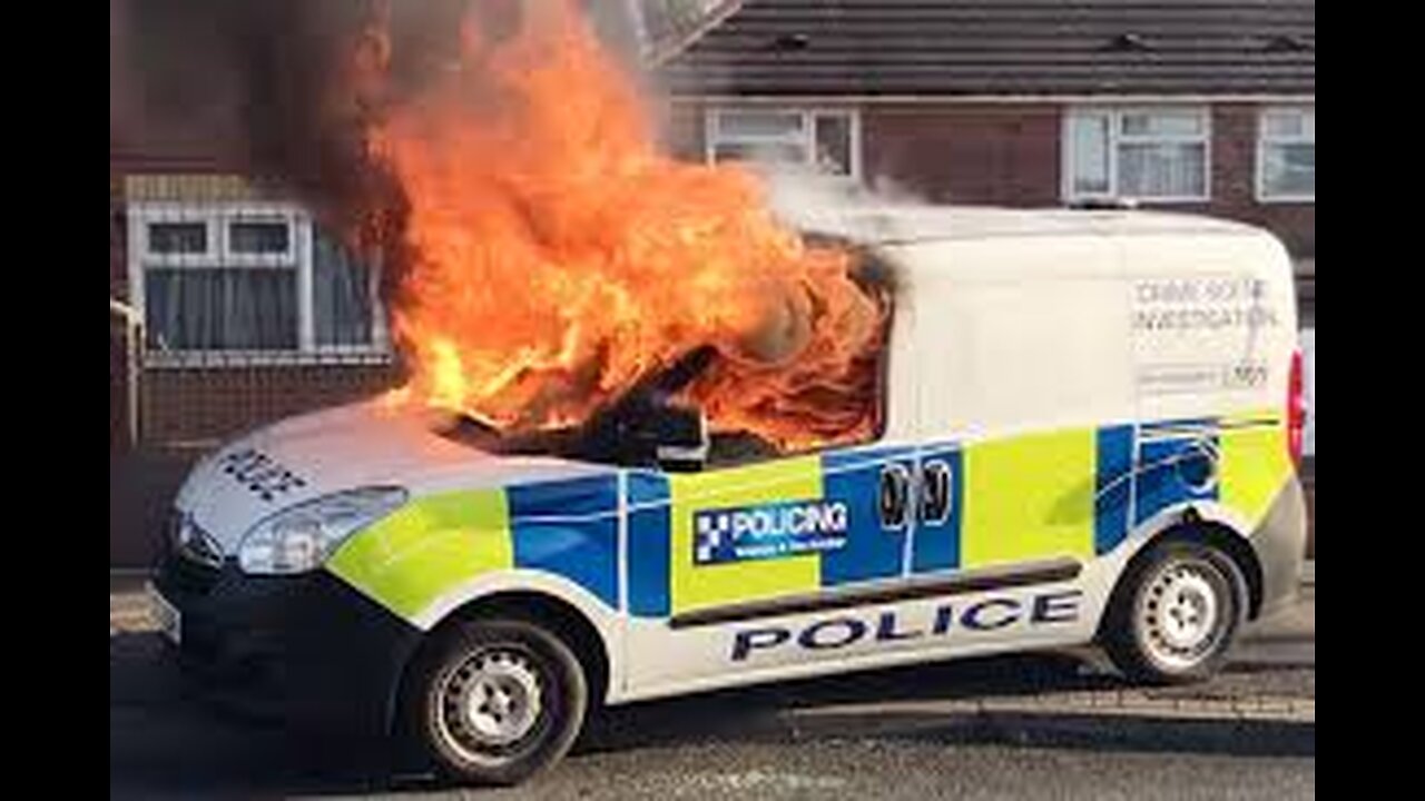 WATCH: Leeds set 'ABLAZE' as Islamist 'RIOTS' take over streets. Double Decker set on fir