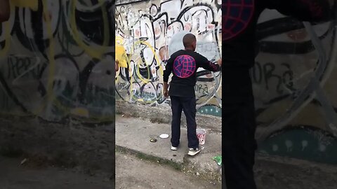 KID DOES GRAFFITI 😁👀 #graffiti #graffitiart #shorts
