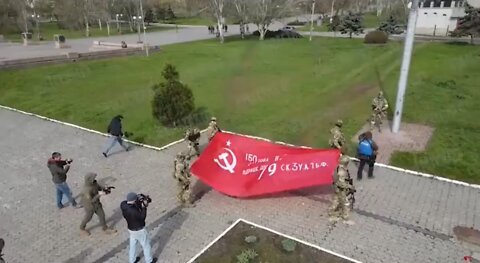 Russians raise Banner over the Alley of Glory in #Kherson. Zero towns people attended!