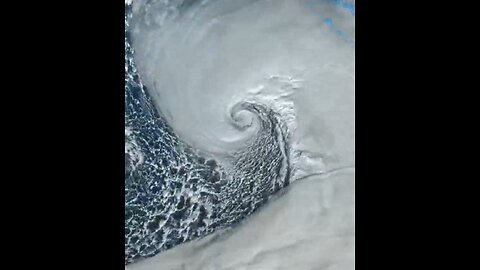 A bomb cyclone rips through Washington State cutting off power to 500,000