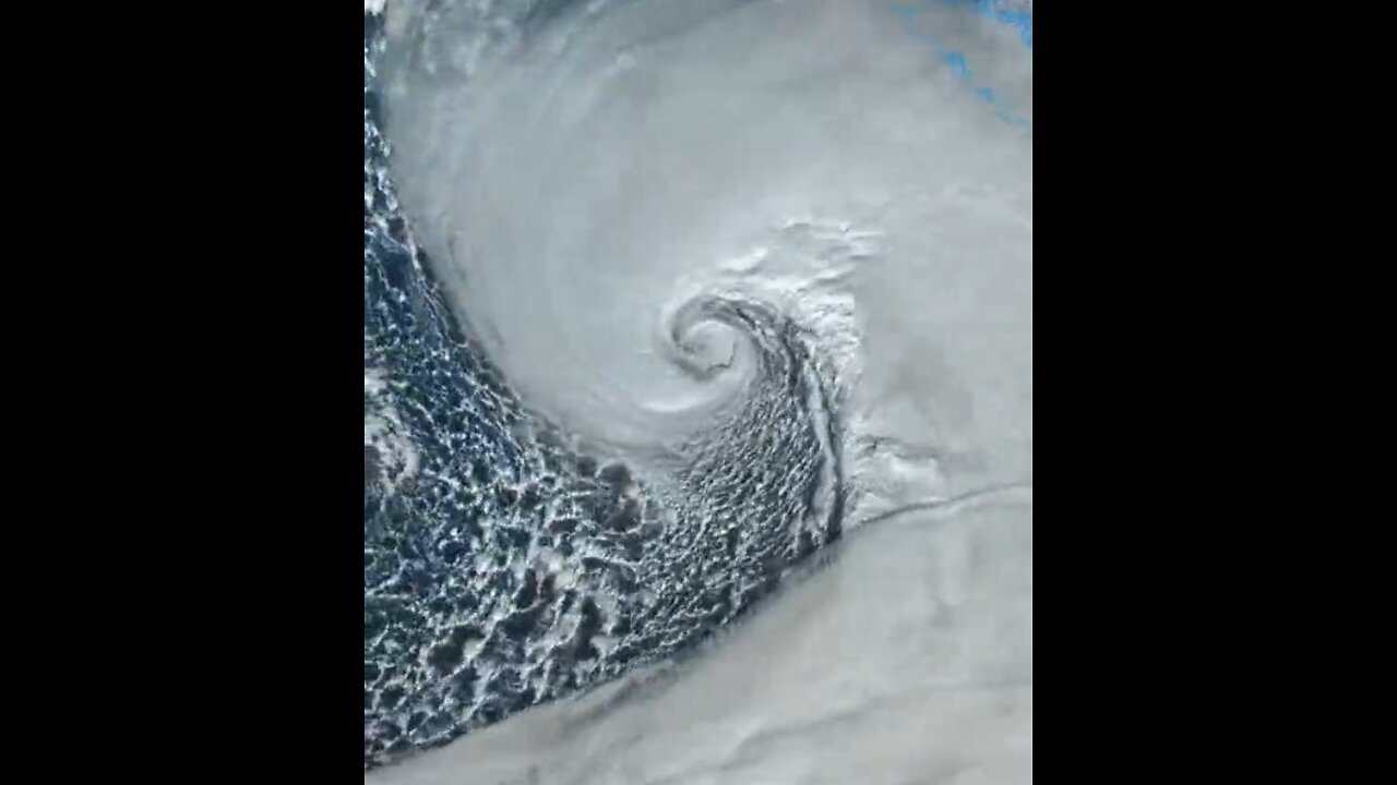 A bomb cyclone rips through Washington State cutting off power to 500,000