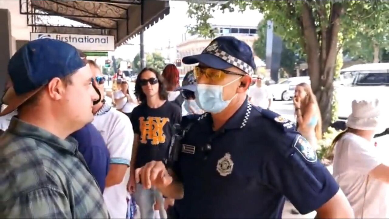 QUEENSLAND - AUSTRALIA (TOOWOOBA) - GET OUT COPS.