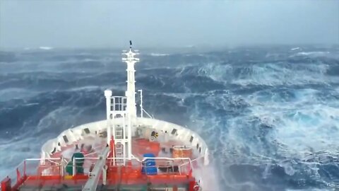 Ships in Storms | 10+ TERRIFYING MONSTER WAVES, Hurricanes & Thunderstorms at Sea