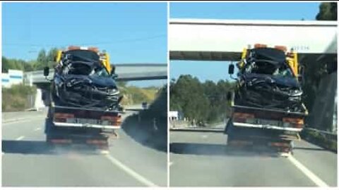 Usædvanligt: lastbil transporterer to biler på samme tid