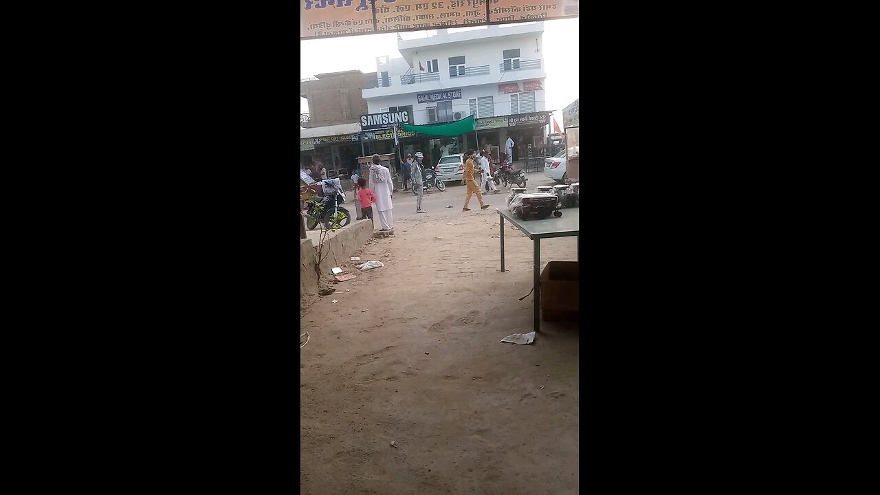 सोने चांदी से बना आदमी है