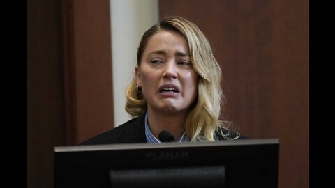 Amber Heard Posed for a photo in court for the media.