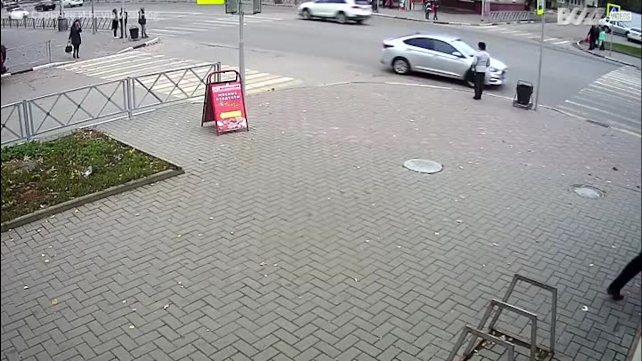 Il en a fallu de peu pour cette dame qui a failli se faire écraser!