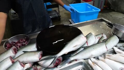 amazing skill! Sophisticated milkfish cutting skills! | taiwan street food-9