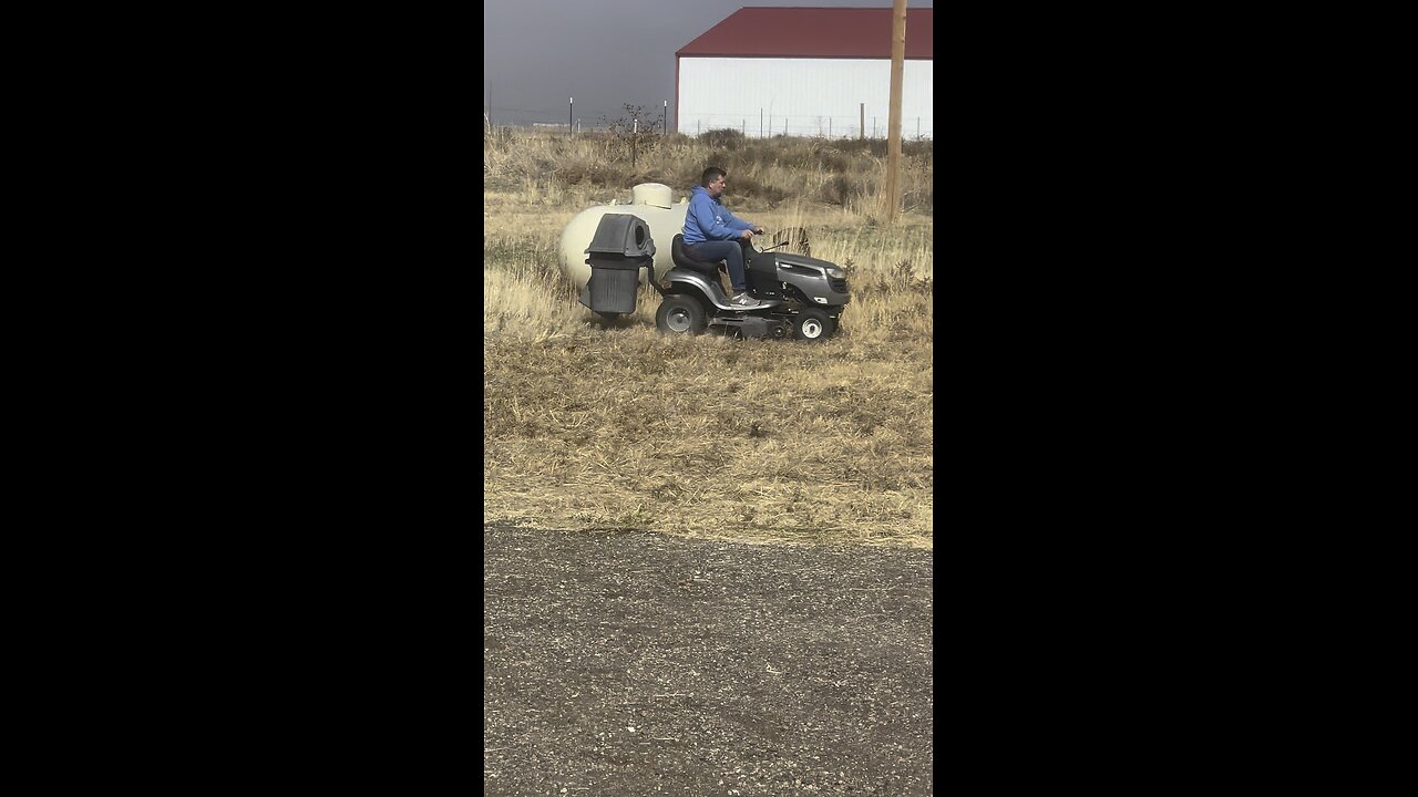 Funny ass lawnmower video 🤪😂