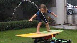 Menino pratica surf em casa!