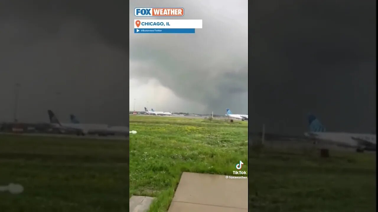a possibility of a tornado in Chicago airport ⛈️⚡🌪️