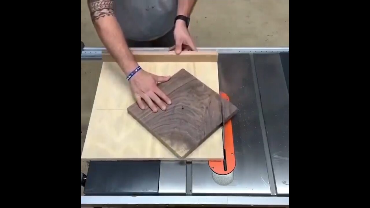 Turning Wooden Squares Into Circles - Woodworking Tips