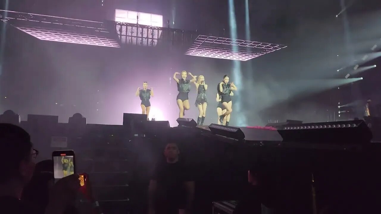 BlackPink in Houston 2nd show song On the Ground (ROSÉ Solo Shortened)