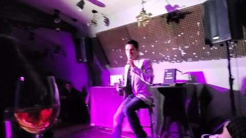 Storytelling at a stand-up comedy open mic night