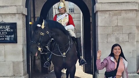 King's guard screams make way on horse back #horseguardsparade