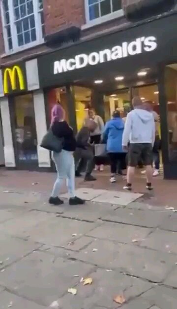 FAFO: One guy nicely gives two men a 6 piece nugget meal to go.