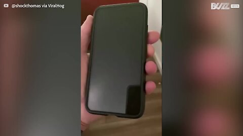 Un homme s'amuse avec son iPhone et fait rire Siri