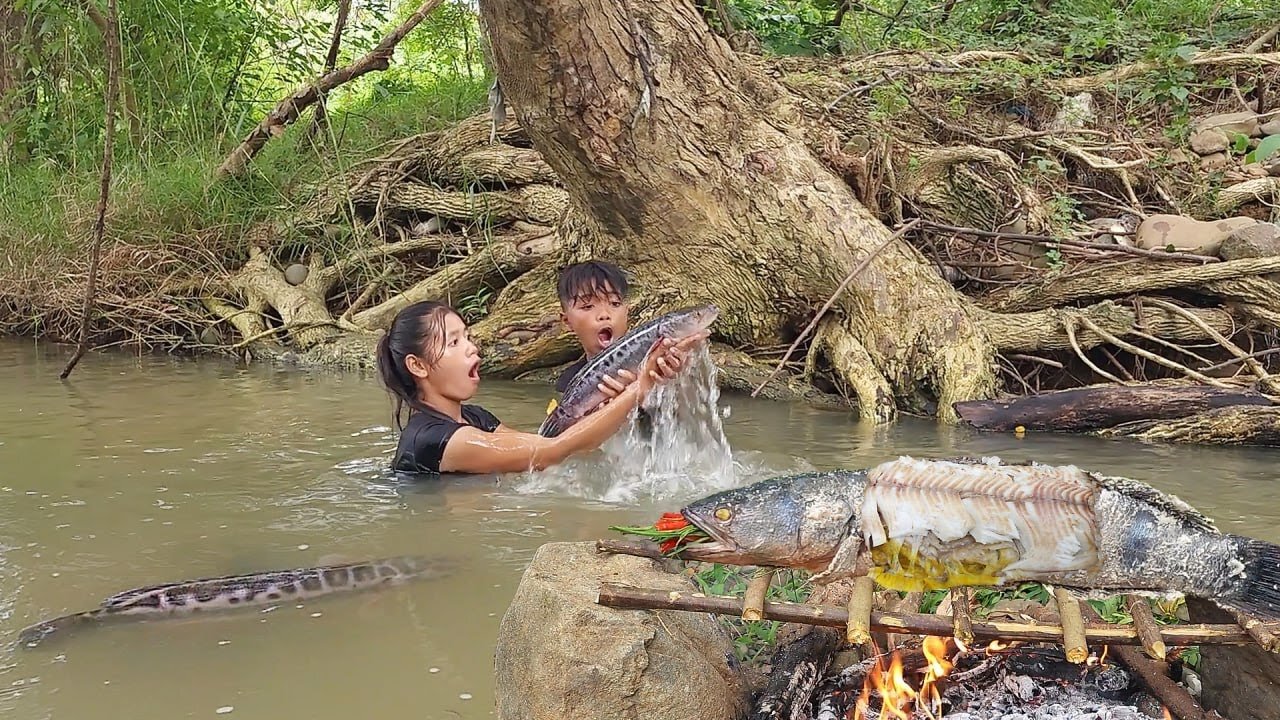 Wow Yummy Big fish! Catch and Cook big fish for jungle food and eating delicious
