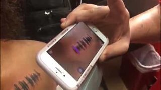 Une femme se fait un tatouage sonore avec un message de sa grand-mère décédée