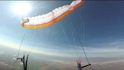 Paraglider mister kontrol i luften