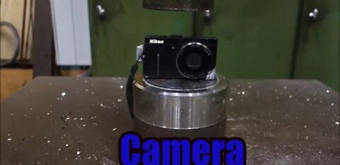 Crushing chamber with hydraulic press.