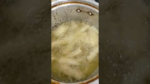 Bóra fritar mandioca