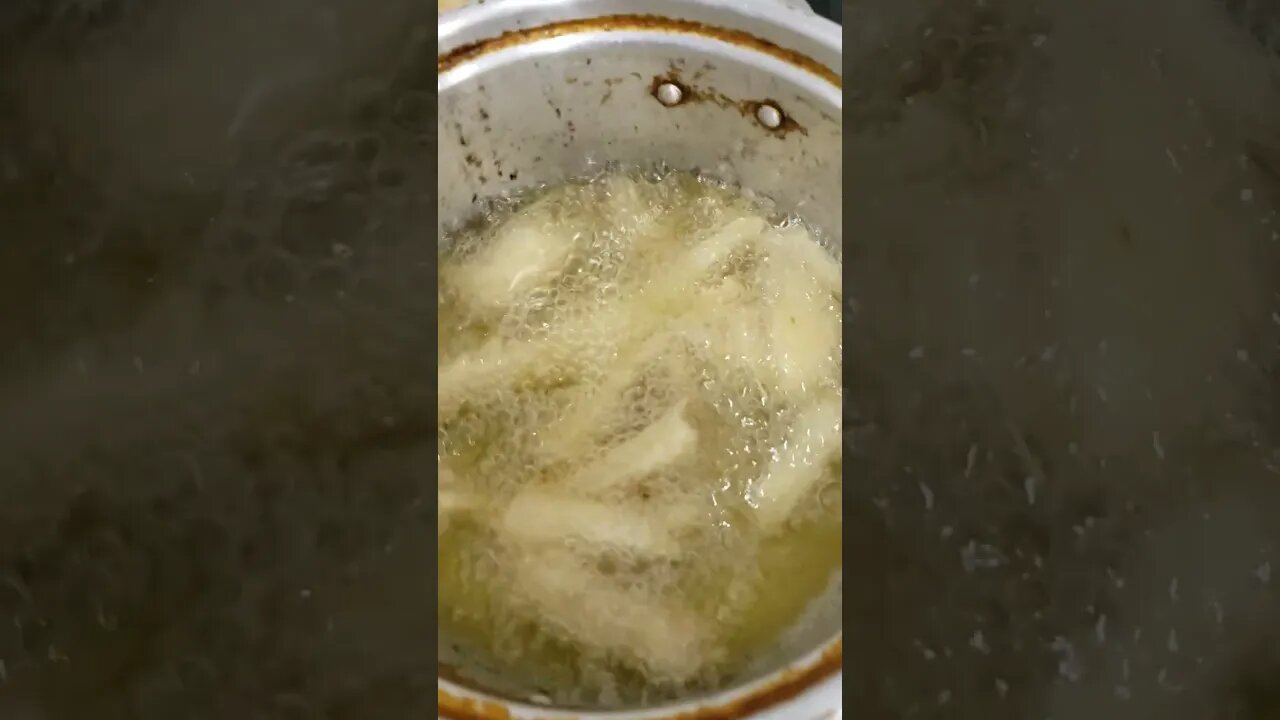 Bóra fritar mandioca