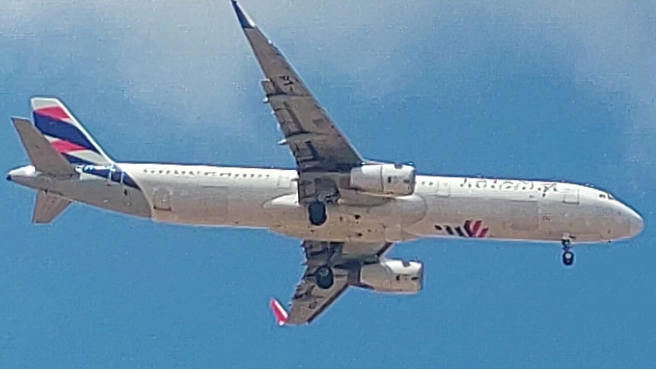 Airbus A321 PT-MXP coming from Salvador and Airbus A321 PT-XPB coming from Salvador to Fortaleza