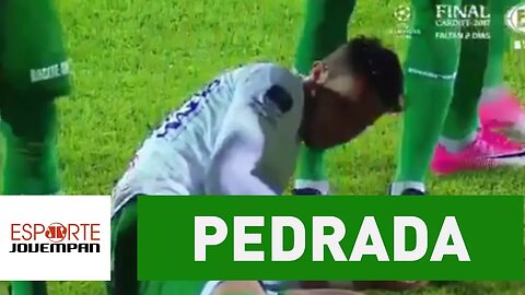 Jogador leva pedrada durante hino na Copa Sul-Americana
