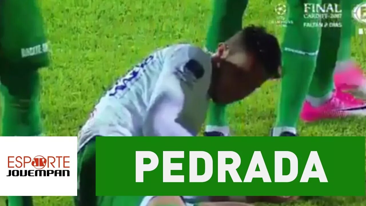 Jogador leva pedrada durante hino na Copa Sul-Americana