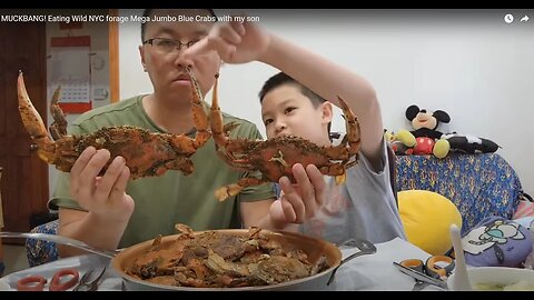 MUCKBANG! Eating Wild NYC forage Mega Jumbo Blue Crabs with my son