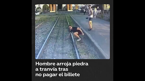 Hombre arroja piedra a un tranvía tras ser bajado por no pagar el pasaje