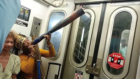 IG:@Bodymechanicnyc Lloyd Leary Playing INSTRUMENT called the didgeridoo #didgeridoo 7/22/2023 #nyc