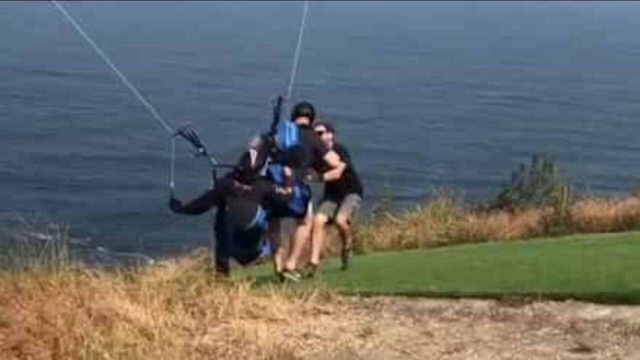 Já viu uma decolagem de parapente tão atribulada e cômica?