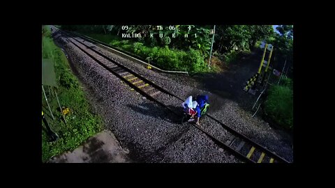 Selalu berhati-hati saat melewati perlintasan kereta api