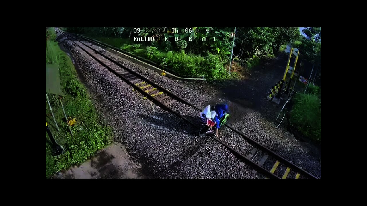 Selalu berhati-hati saat melewati perlintasan kereta api