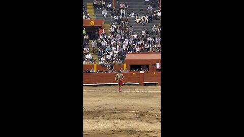 Joaquín Caro brinda su primer toro al respetable