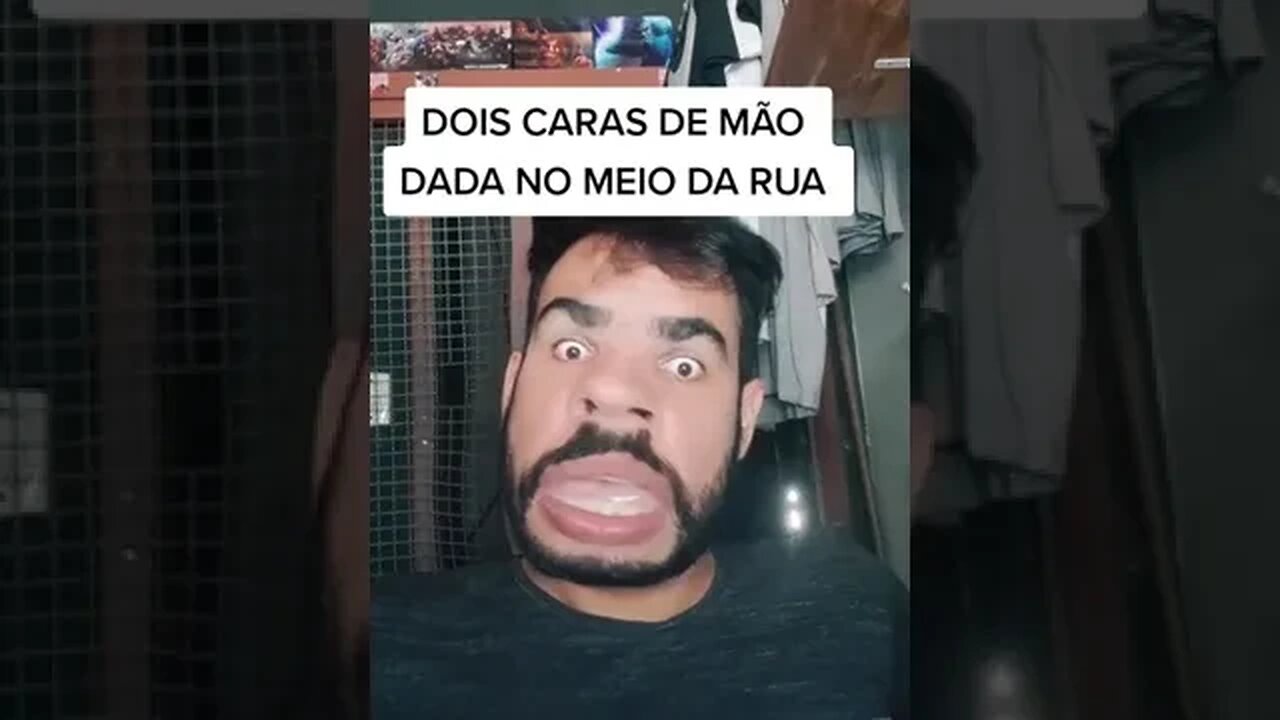 DOIS CARAS DE MÃO DADA NO MEIO DA RUA!