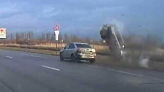 Drame en Russie: une voiture effectue un effrayant tonneau