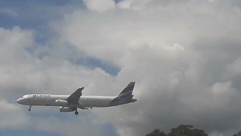 Airbus A321 PT-MXE vindo de Brasília e Airbus A330 PR-AIU vindo de Campinas